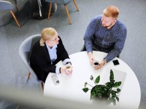 mies ja nainen pöydän ääressä